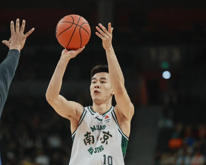 开云下载-郭昊文本赛季出战14场比赛，其中10场比赛得分20+